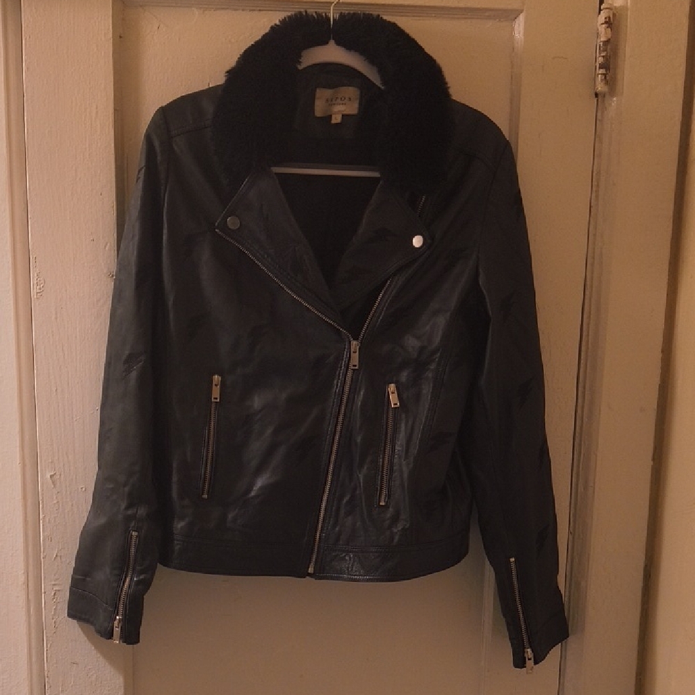 Stylish Black Leather Jacket with Plush Collar